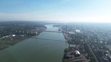 12: 20 Tamulipas, Tamaulipas. Köprüden güneşin doğuşunun güzel panoramik manzarası. Arka planda şehir, altyapı ve ulaşım.