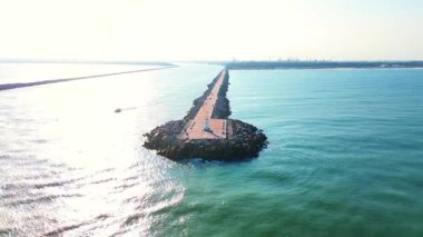 Tampico, Madero, Tamaulipas 'taki Miramar Sahili iskele noktası, tatlı ve tuzlu suyun çarpışma etkisi olan bir turistik bölge..