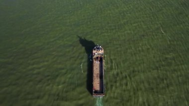 Bir kargo gemisi limandan ayrılır, bir ticaret gemisi Meksika Körfezi 'ne doğru yola çıkar.