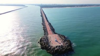 Tampico, Madero, Tamaulipas 'taki Miramar Sahili iskele noktası, tatlı ve tuzlu suyun çarpışma etkisi olan bir turistik bölge..