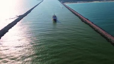 Bir kargo gemisi limandan ayrılır, bir ticaret gemisi Meksika Körfezi 'ne doğru yola çıkar.