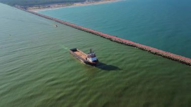 Bir kargo gemisi limandan ayrılır, bir ticaret gemisi Meksika Körfezi 'ne doğru yola çıkar.