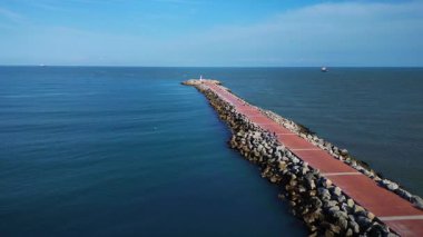 Miramar Sahili 'ndeki Tampico limanının dalgalı sularının güzel hava manzarası.