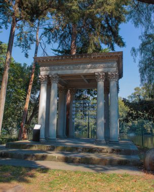 Chapultepec Ormanı 'nda beyaz sütunları olan neoklasik bir anıt. Arka planda bir göl ve üzerinde 