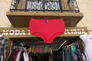 Tekisquiapan Queretaro Meksika 11 23 2024. Meksika pazarı girişinde dev kırmızı iç çamaşırı aşk tutkusunun kültürel sembolü Meksika geleneklerinde şans ve mizah..