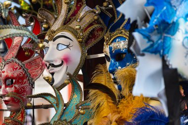 Venedik 'teki bir dükkanda karnaval maskeleri. İtalya 'nın renkli ve gizemli festivali.