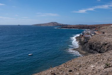 Lobos adası, kanarya adaları, İspanya yakınlarındaki Atlantik Okyanusu 'nda yelken açan beyaz teknesi olan deniz burnu.