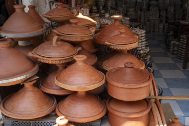 Fas zanaatkarlığını sergileyen bir çömlekçide terracotta taverna görüntüsü