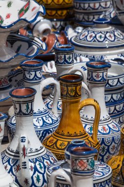 Karmaşık tasarımları ve canlı renkleri olan Fas çömlekleri bölgenin zengin sanat mirasını gözler önüne seriyor.