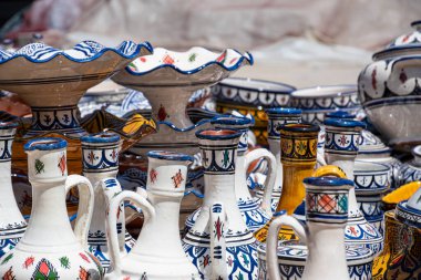 Karmaşık tasarımlar ve canlı renklere sahip Fas çömlekleri bölgenin zengin sanat mirasını gözler önüne seriyor