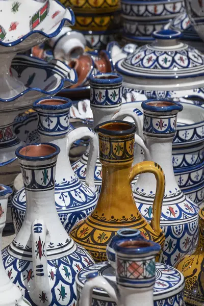 Karmaşık tasarımları ve canlı renkleri olan Fas çömlekleri bölgenin zengin sanat mirasını gözler önüne seriyor.
