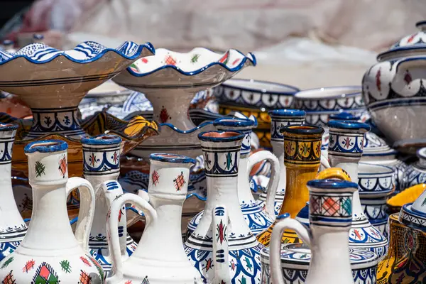 Karmaşık tasarımlar ve canlı renklere sahip Fas çömlekleri bölgenin zengin sanat mirasını gözler önüne seriyor