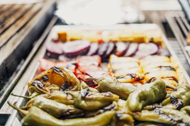 Vejetaryen restoranında ızgara sebze.