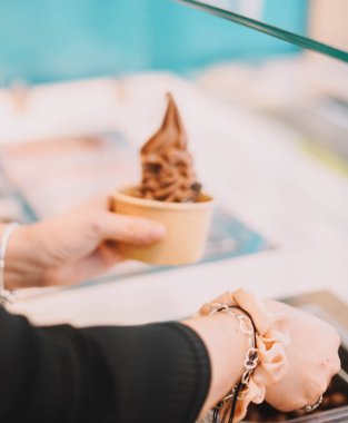Çikolatalı yoğurtlu ve şuruplu dondurma.