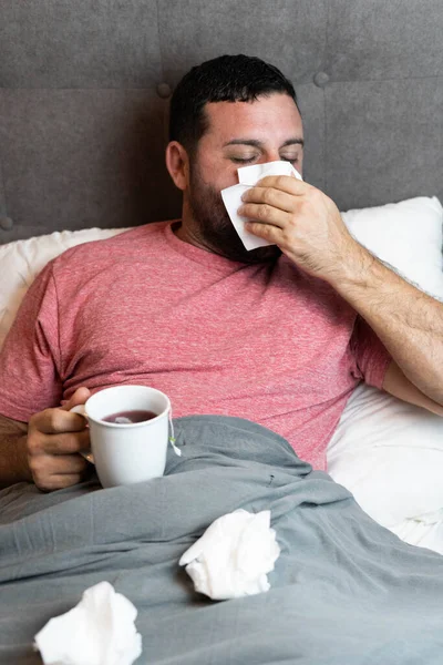 Medelålders Man Sängen Sjuk Med Influensasymtom — Stockfoto