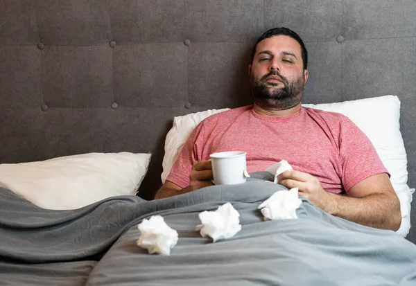 Hombre Mediana Edad Cama Enfermo Con Síntomas Gripe — Foto de Stock