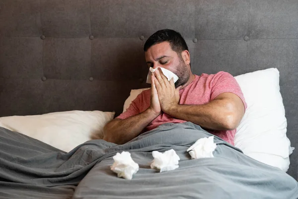 Hombre Mediana Edad Cama Enfermo Con Síntomas Gripe — Foto de Stock