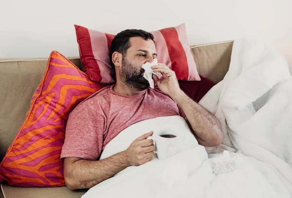 Hombre Con Resfriado Positivo Para Coronavirus Bebiendo — Foto de Stock
