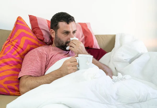 Hombre Con Resfriado Positivo Para Coronavirus Bebiendo — Foto de Stock