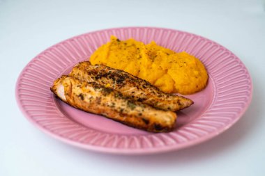 Balkabaklı ve havuçlu somon filetosu.