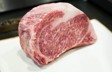 Kobe şehrinden bir parça wagyu bifteği Arjantin barbeküsünde