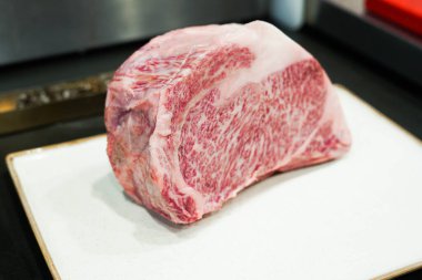 Kobe şehrinden bir parça wagyu bifteği Arjantin barbeküsünde