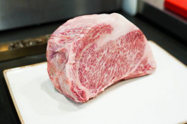 Kobe şehrinden bir parça wagyu bifteği Arjantin barbeküsünde