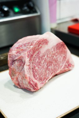Kobe şehrinden bir parça wagyu bifteği Arjantin barbeküsünde