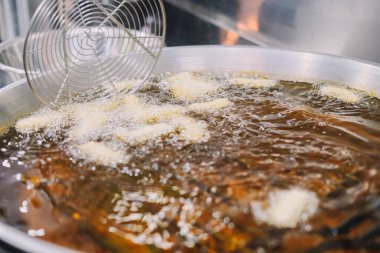 Tipik İspanya şekeri ile kızarmış churros hazırlama