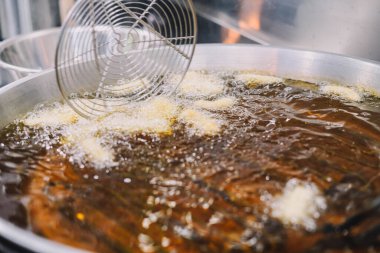 Tipik İspanya şekeri ile kızarmış churros hazırlama