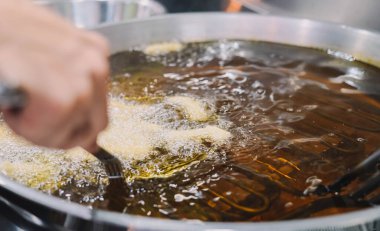 Tipik İspanya şekeri ile kızarmış churros hazırlama