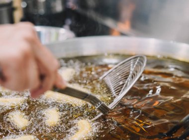 Tipik İspanya şekeri ile kızarmış churros hazırlama
