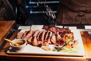 Beyaz tabakta mükemmel Arjantin eti.