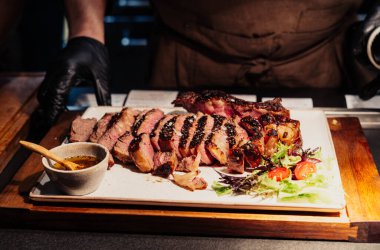 Beyaz tabakta mükemmel Arjantin eti.