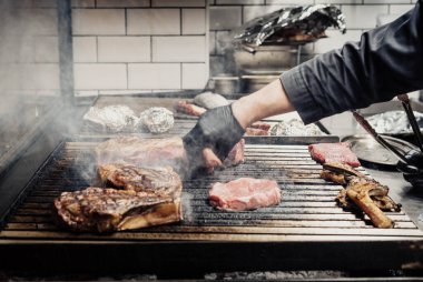 Profesyonel ızgarada mükemmel Arjantin eti.