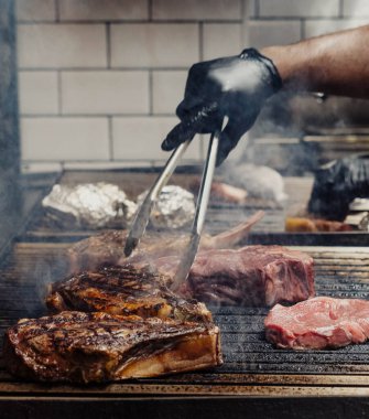 Profesyonel ızgarada mükemmel Arjantin eti.