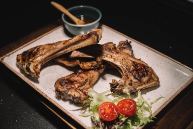 Beyaz tabakta mükemmel Arjantin eti.