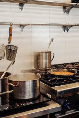 Paella hazırlayan profesyonel bir mutfağın resmi