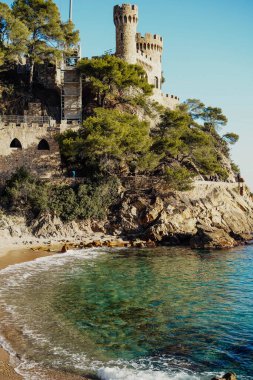 Güney Avrupa 'nın Akdeniz kıyılarının bir şatosu var.