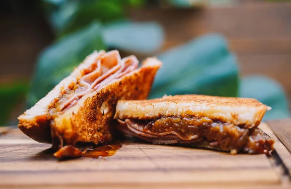 Sanduíche Pequeno Almoço Com Bacon Queijo Molho Tomate Tábua Madeira — Fotografia de Stock