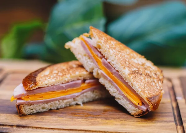 Sandwich Petit Déjeuner Avec Bacon Fromage Sauce Tomate Sur Planche Photo De Stock