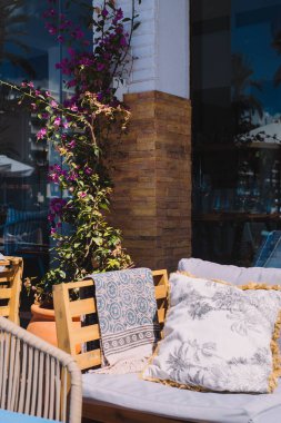 Ahşap masalı ve sandalyeli teras