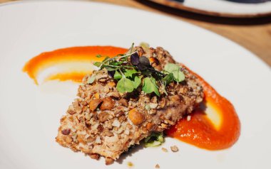 Çıtır hamurlu Norveç somonu.