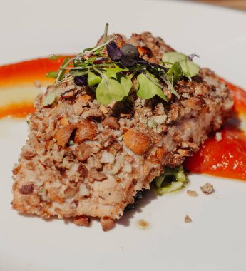 Çıtır hamurlu Norveç somonu.