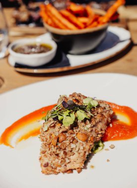 Çıtır hamurlu Norveç somonu.