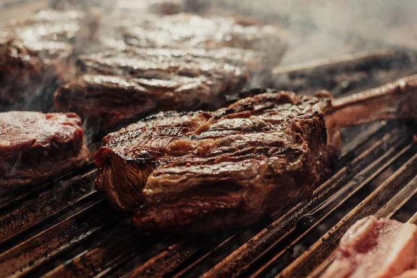 Unos Excelentes Trozos Carne Argentina Una Parrilla Carbón — Foto de Stock