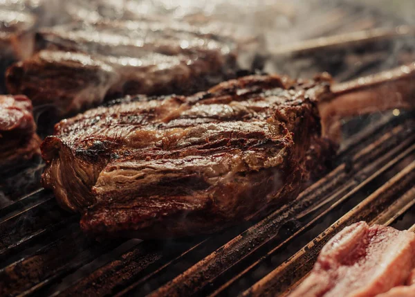 Några Utmärkta Bitar Argentinskt Nötkött Kolgrill — Stockfoto