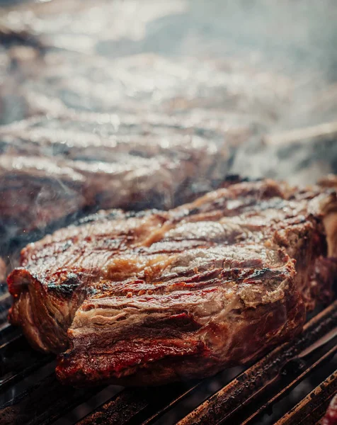 Unos Excelentes Trozos Carne Argentina Una Parrilla Carbón —  Fotos de Stock