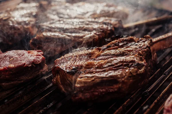 Unos Excelentes Trozos Carne Argentina Una Parrilla Carbón —  Fotos de Stock