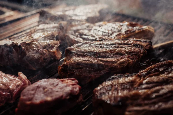 Μερικά Εξαιρετικά Κομμάτια Βοδινού Κρέατος Αργεντινής Μια Σχάρα Κάρβουνου — Φωτογραφία Αρχείου